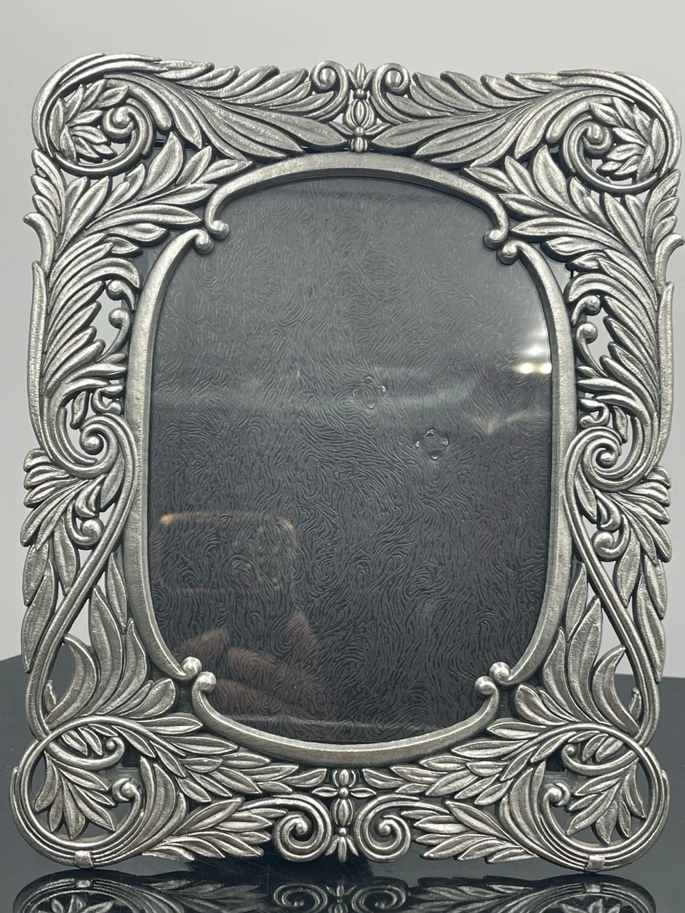Vintage Ornate Silver Tone Metal Picture Frame w/ 5x7 Oval Opening Acanthus Leaf